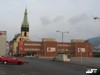 Kostel se �ikmou v��, �steck� l�kadlo, zakr�v� odpudiv� budova tr�nice z roku 1988.