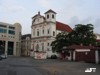 Dv� �steck� ikony. kostel sv. Vojt�cha a budova N�rodn� banky, kde bydl� i prim�tor m�sta.
